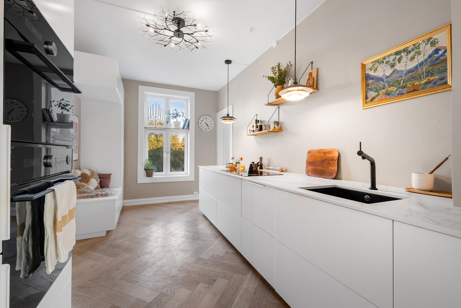 Påkostet kjøkken med gjennomtenkte løsninger og stilrent design. Galleribilde