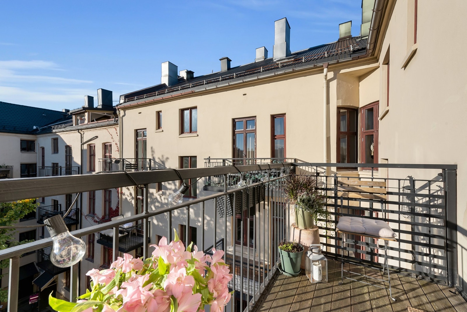 Her er det plass til utemøblement, grill og planter. Galleribilde