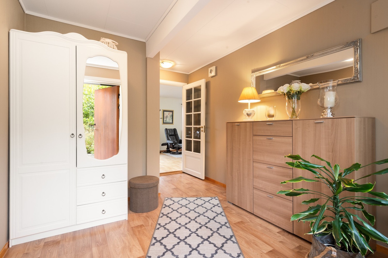 Romslig hall Galleribilde