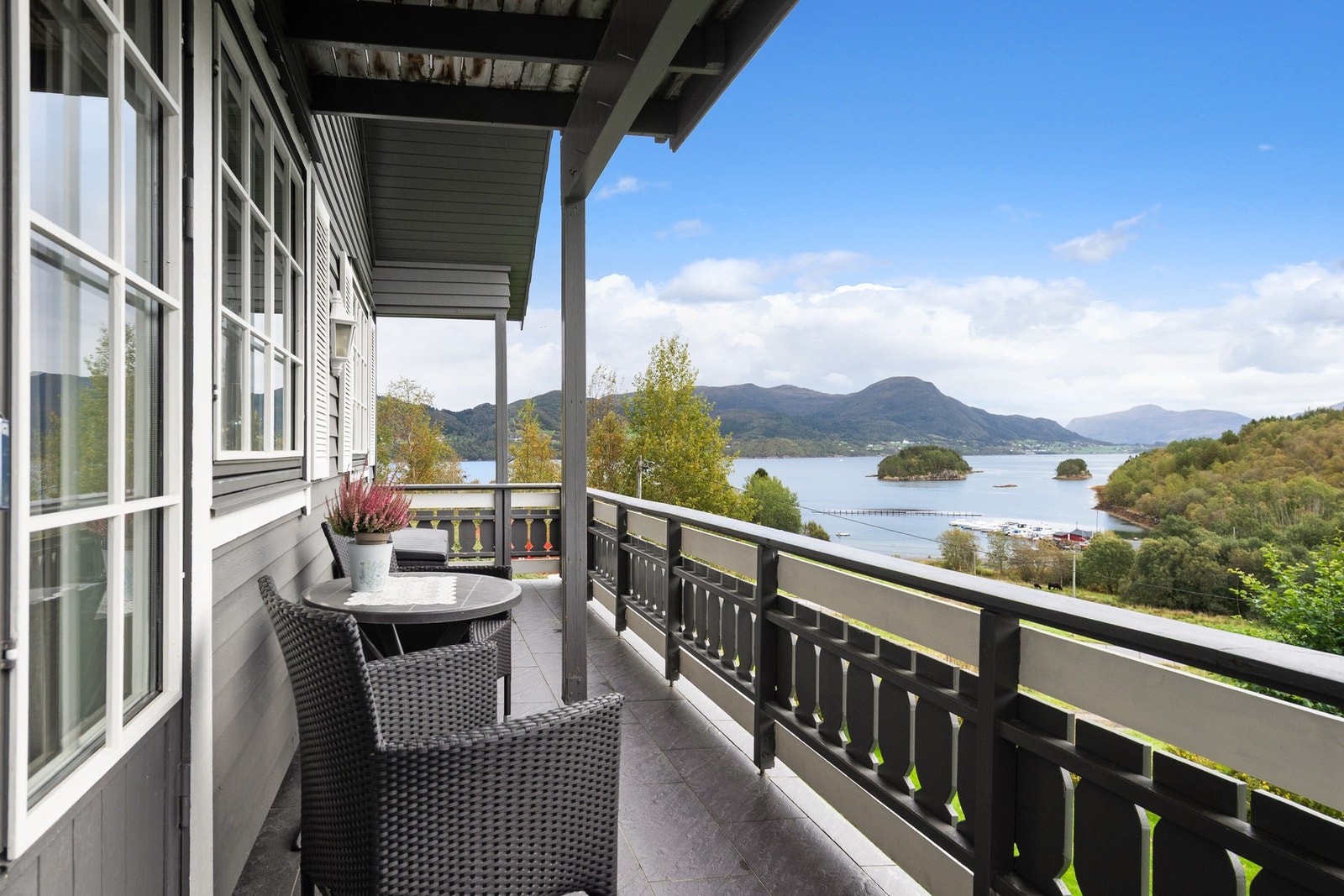 Fra stuen går man ut på en stor hjørneveranda Galleribilde