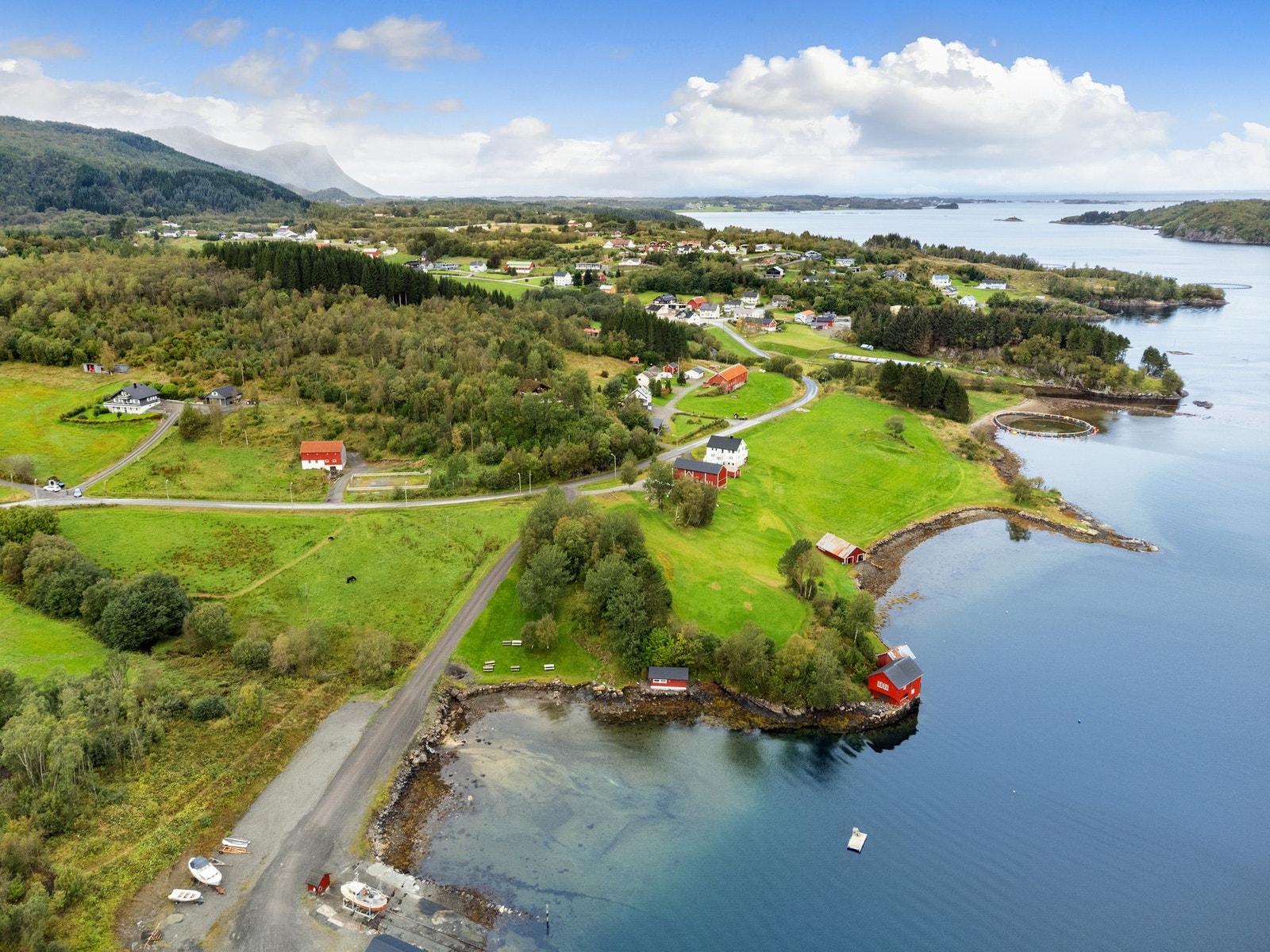 Direkte nærhet til småbåthavn og brygge! Galleribilde