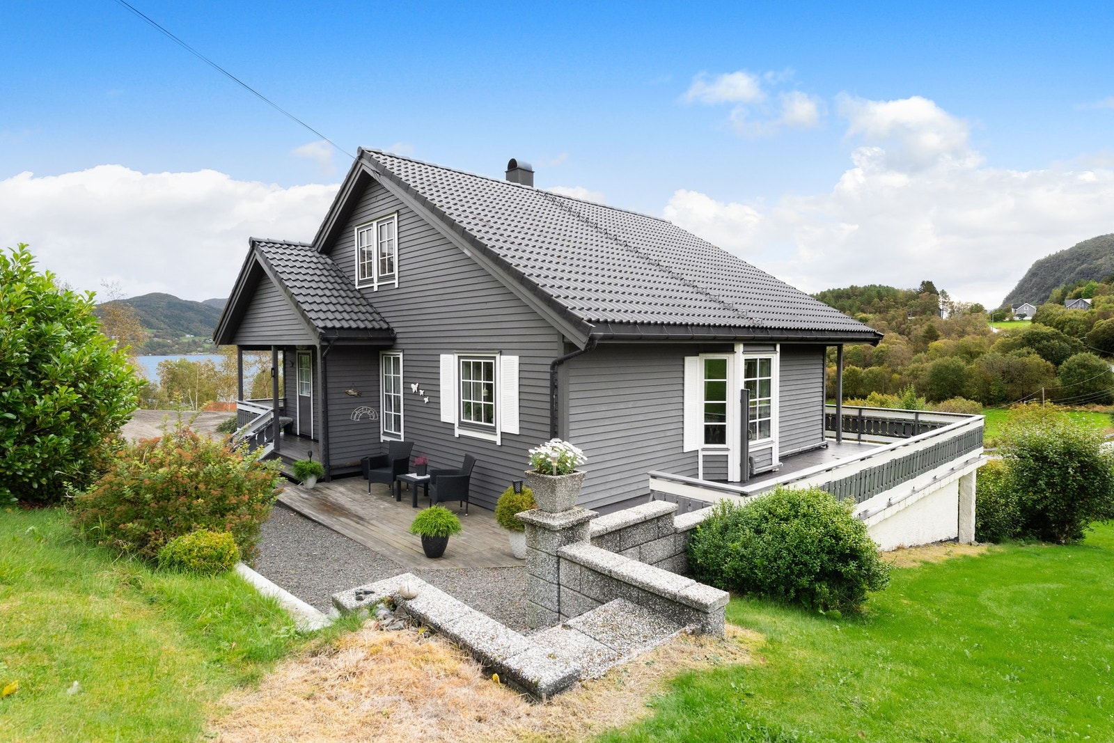 Velholdt fasade med store uteplasser Galleribilde