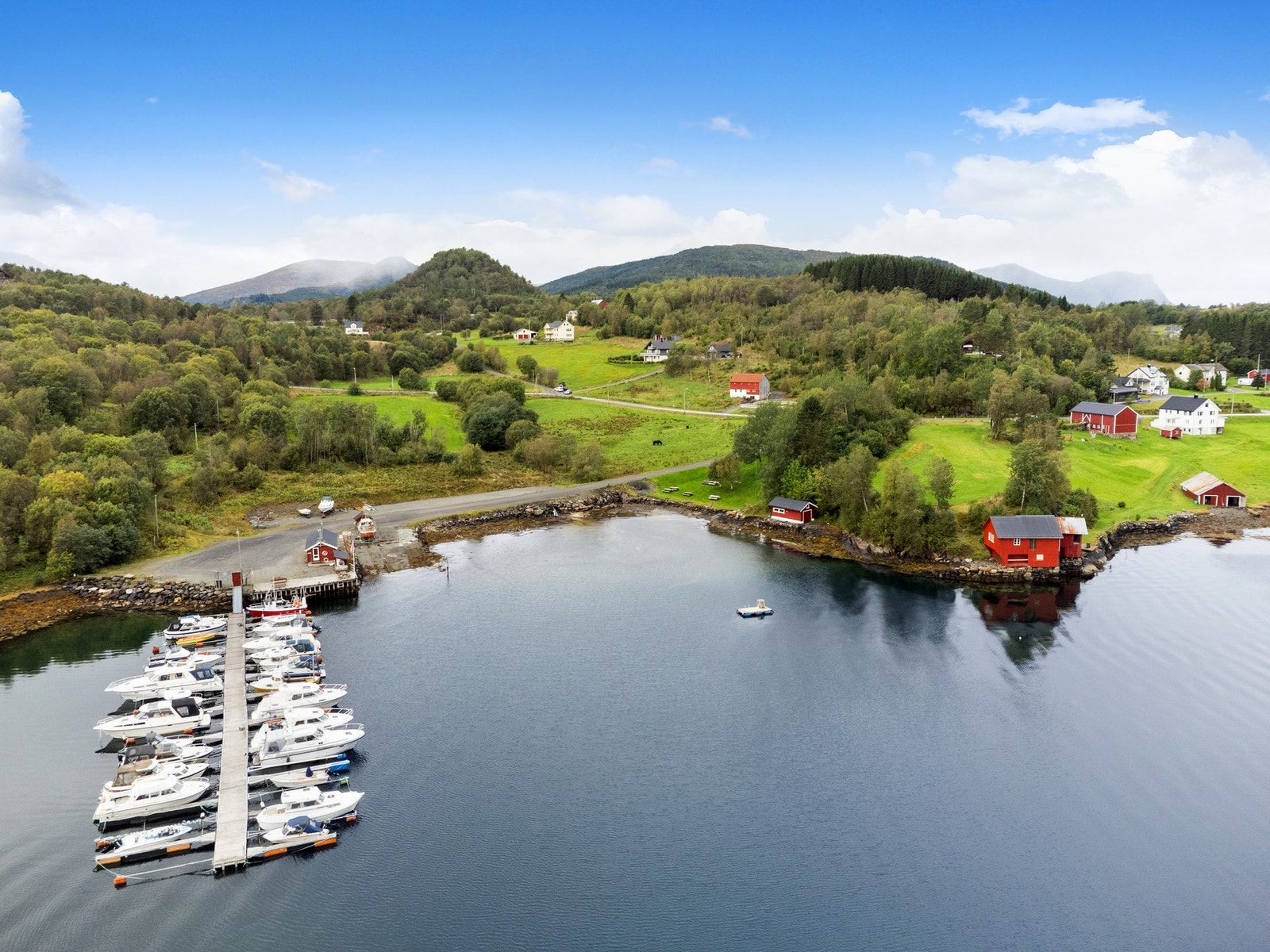 Velkommen til Lyngstadvegen 57 - en familievennlig boligeiendom med egen brygge og vakker utsikt!
Foto: Diakrit (Espen Istad) Galleribilde