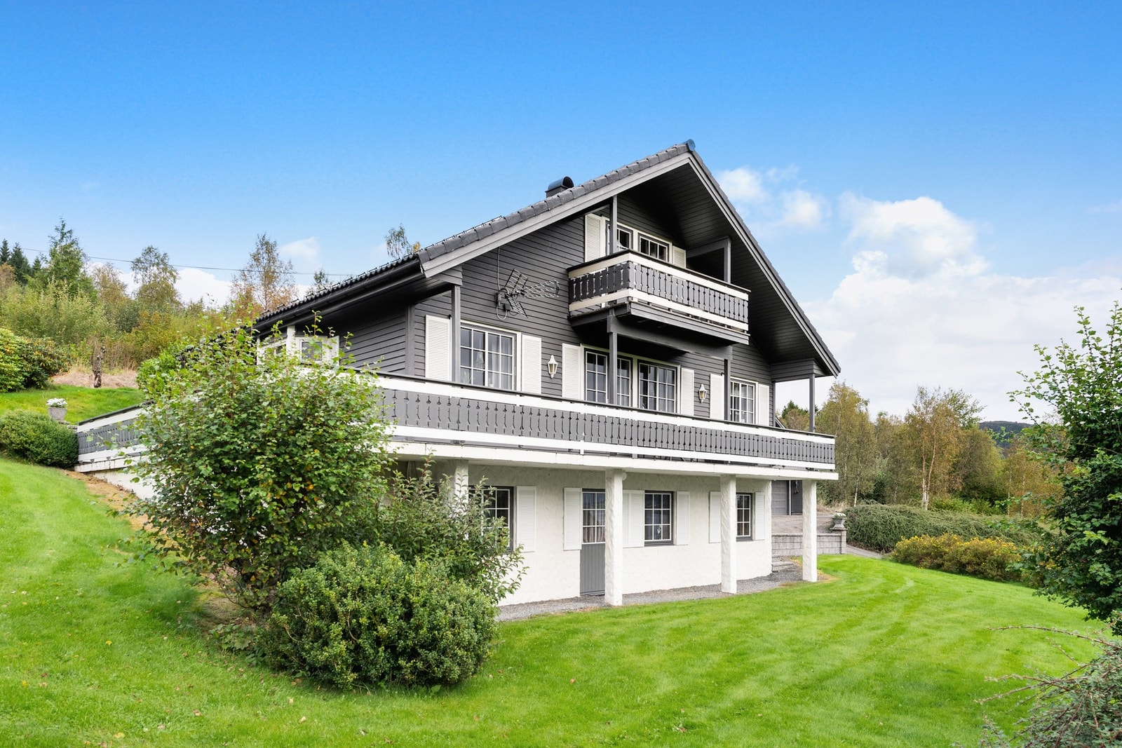 Stor, innholdsrik enebolig over 3 plan med to innganger, samt utganger til veranda Galleribilde