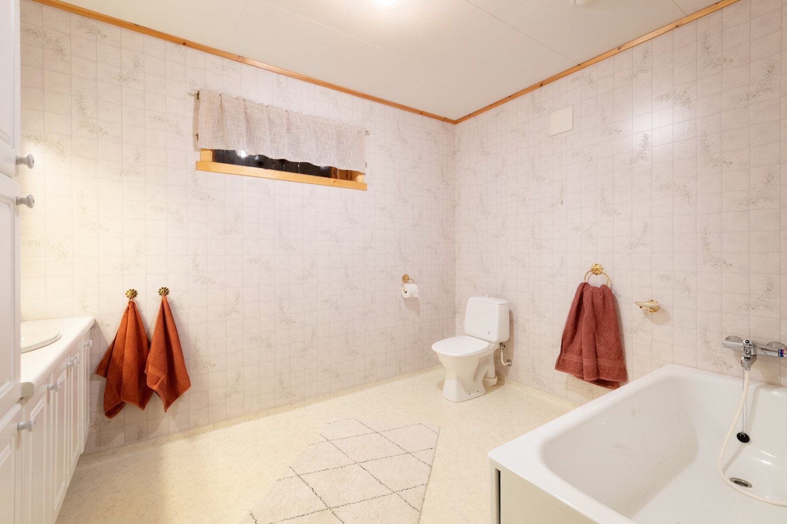 Romslig bad i sokkel Galleribilde