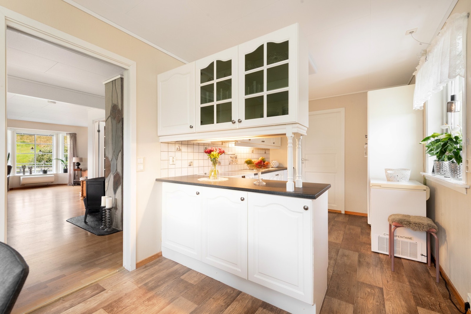 Hjørnekjøkken med øy og overskap Galleribilde