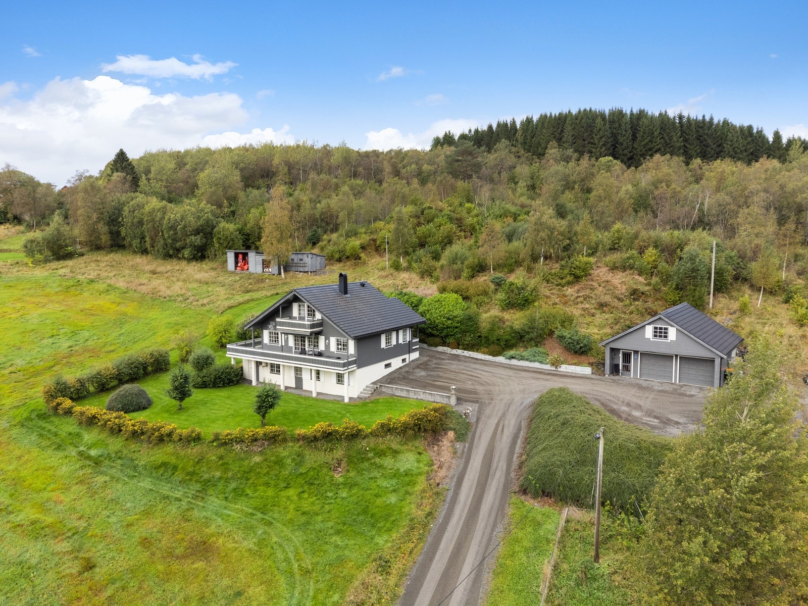 Romslig tomt med idyllisk og landlig beliggenhet Galleribilde