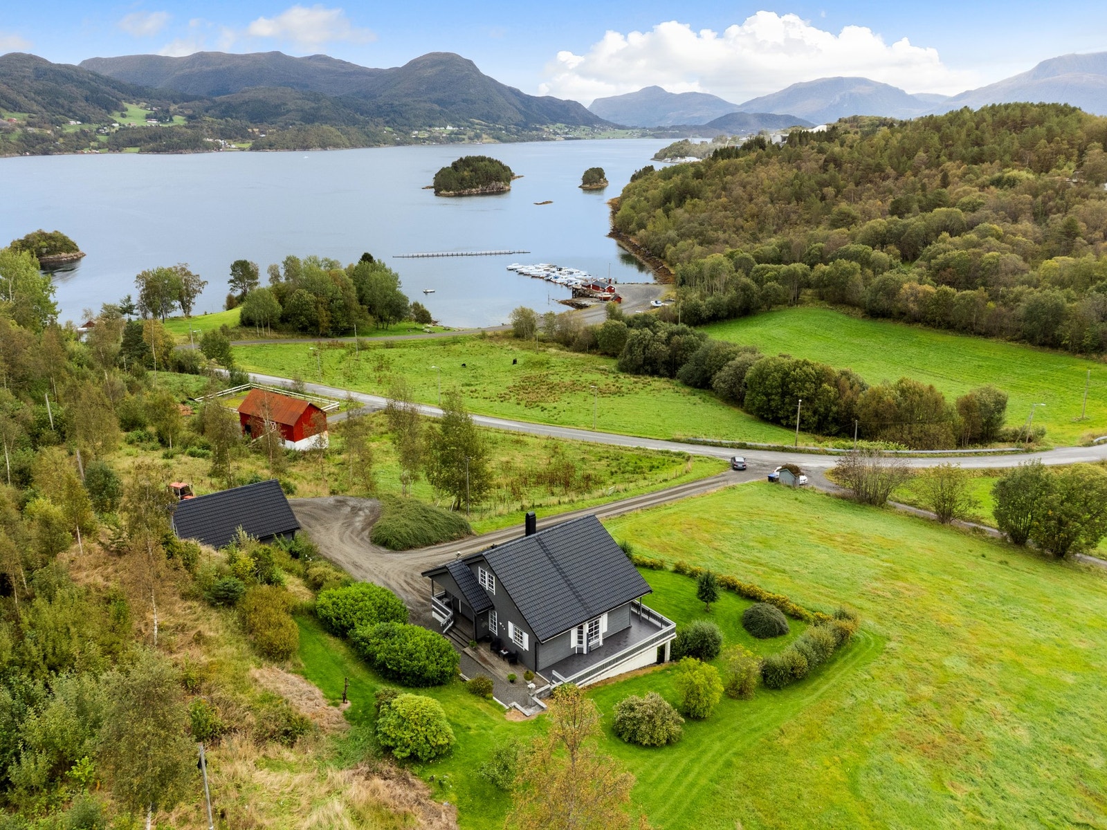 Eiendommen ligger i høyden med ett flott skue utover fjorden! Galleribilde