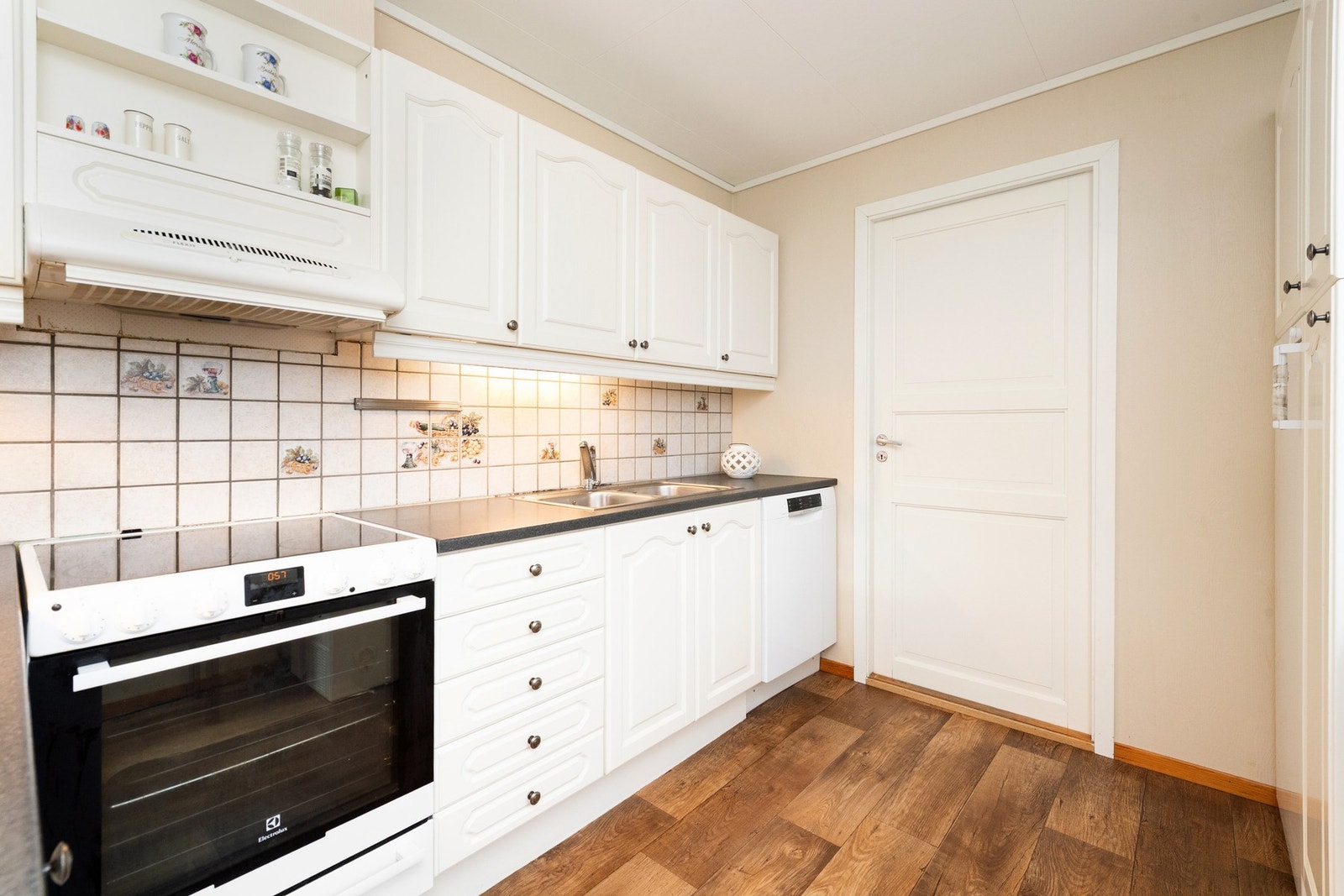 Direkte tilgang fra kjøkken til vaskerom på samme plan Galleribilde