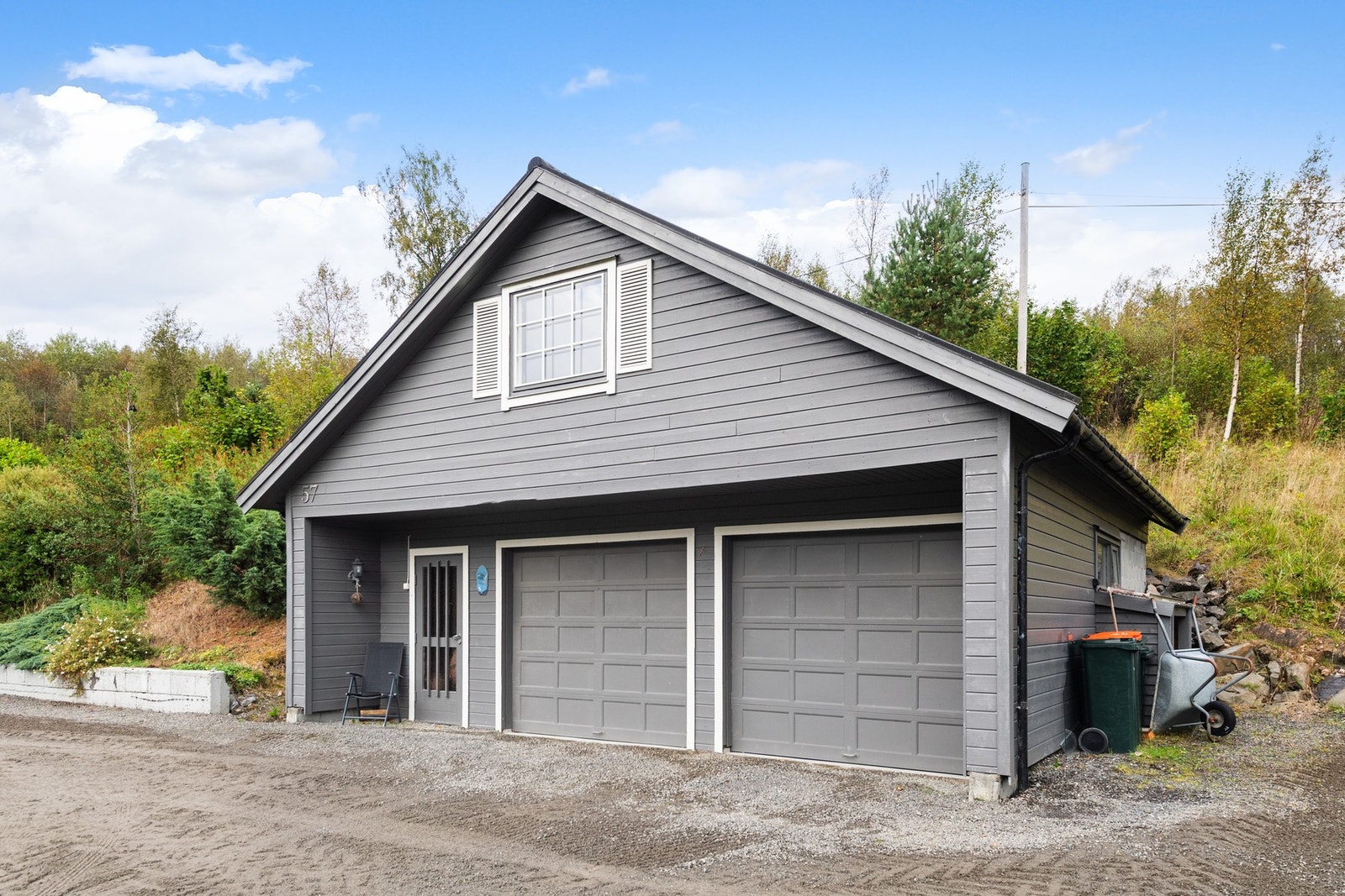 I tillegg har eiendommen en svært romslig dobbelgarasje med stort uinnredet loft. Galleribilde