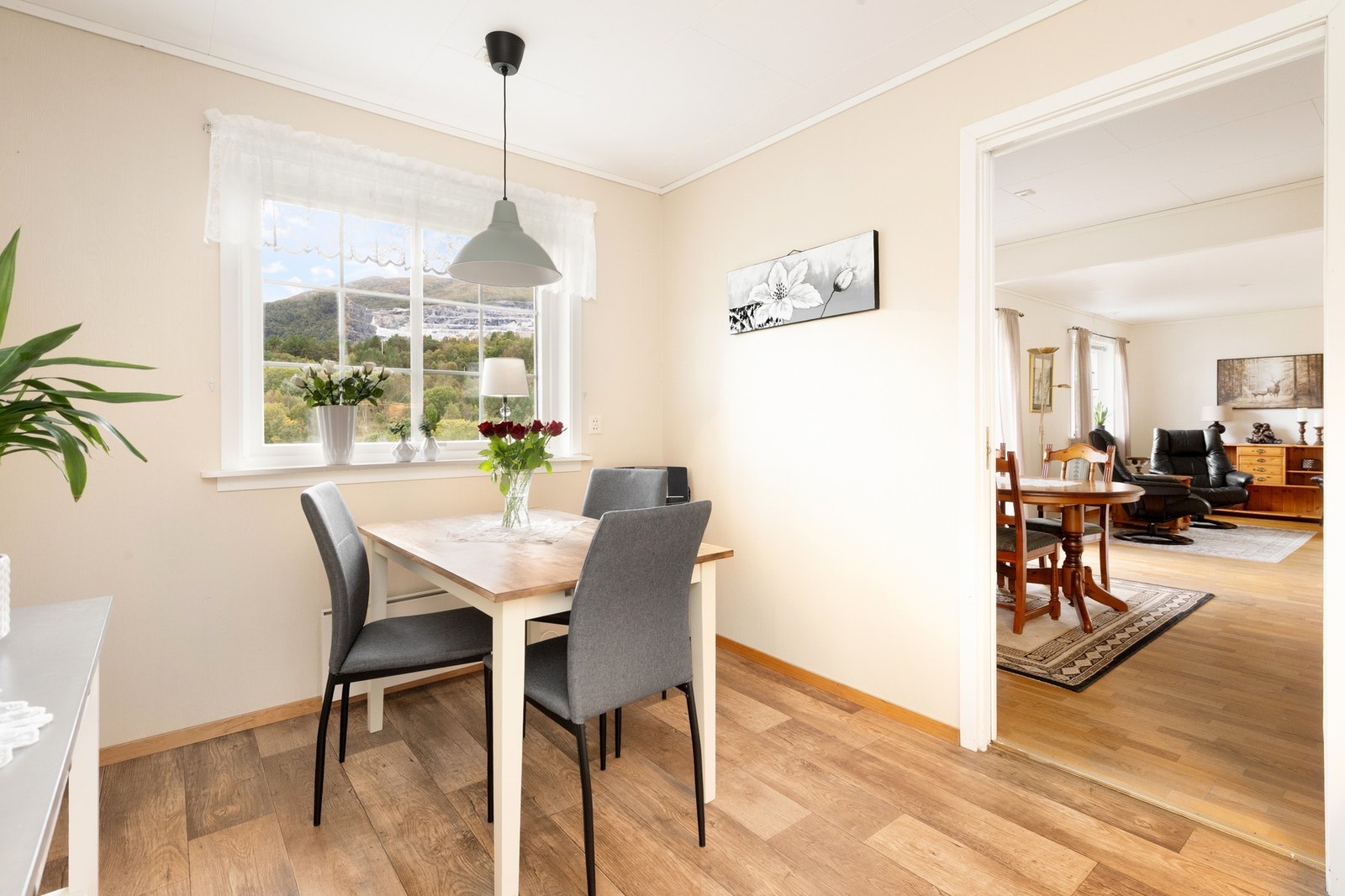 Boligen har et ganske romslig kjøkken med spiseplass Galleribilde