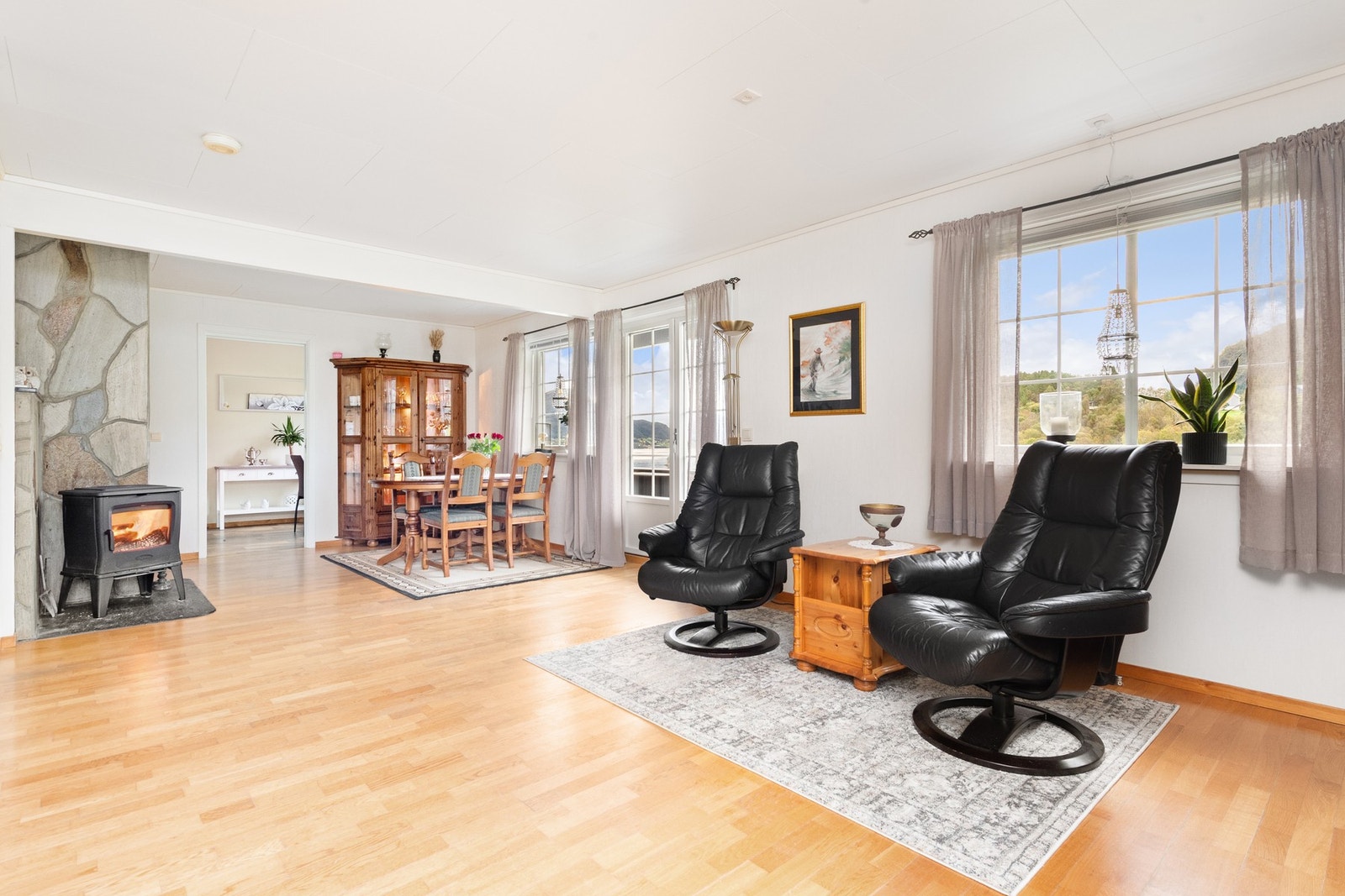 Stor, lys stue med vedfyring Galleribilde