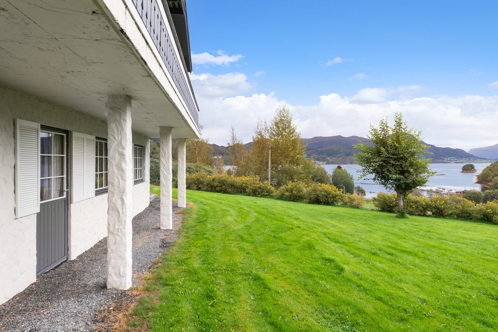 Egen inngang til sokkeletasje Galleribilde