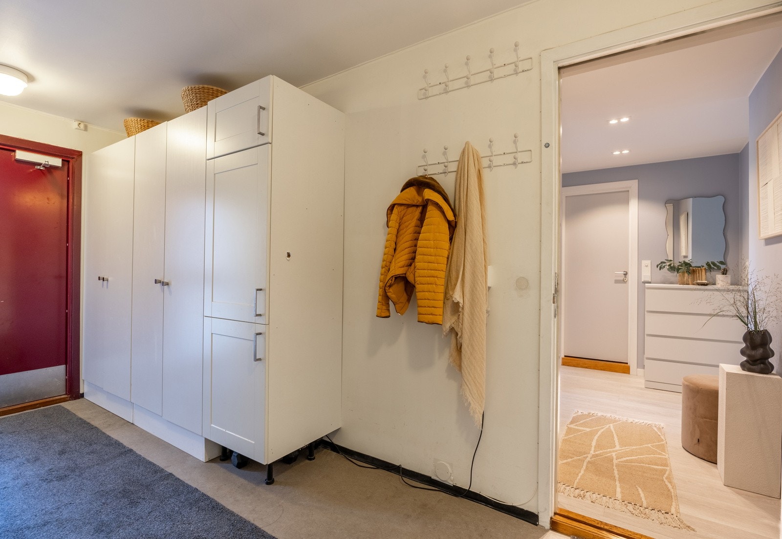 Fra svalgangen i 3.etasje kommer man inn en en romslig felles entré (deles med én nabo) som p.t benyttes til garderobe og ekstra kjøleskap/fryser. Galleribilde