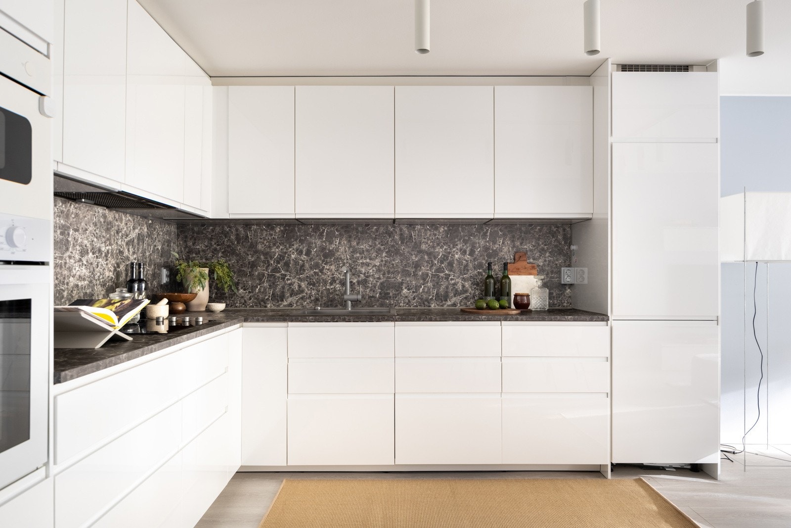 Kjøkkenet er utstyrt med følgende hvitevarer fra IKEA: Integrert komfyr, platetopp, oppvaskmaskin, kombiskap, avtrekksvifte, mikrobølgeovn. Det er også vannstoppesystem og komfyrvakt. Galleribilde