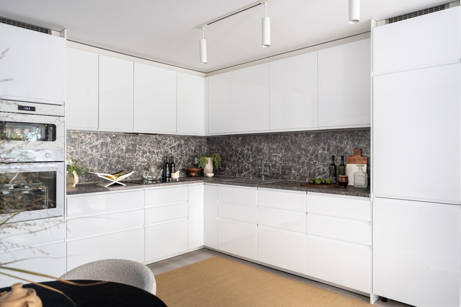Et sosialt kjøkken med åpen løsning mot stue. Pen hvit innredning fra 2021 (IKEA) med glatte fronter uten profiler. Stue og kjøkken er ca 29 kvm tilsammen. Galleribilde