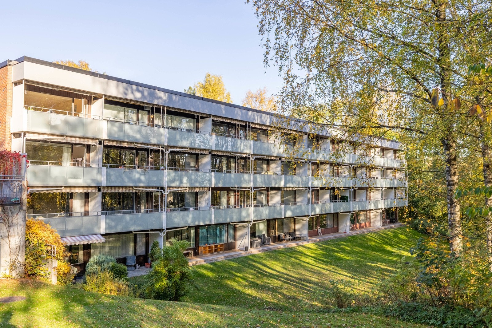 Det er milevis med turstier og skogsveier samt flere idylliske tjern og vann for både bading og fisking. Om vinteren er det flotte oppkjørte løyper. Galleribilde