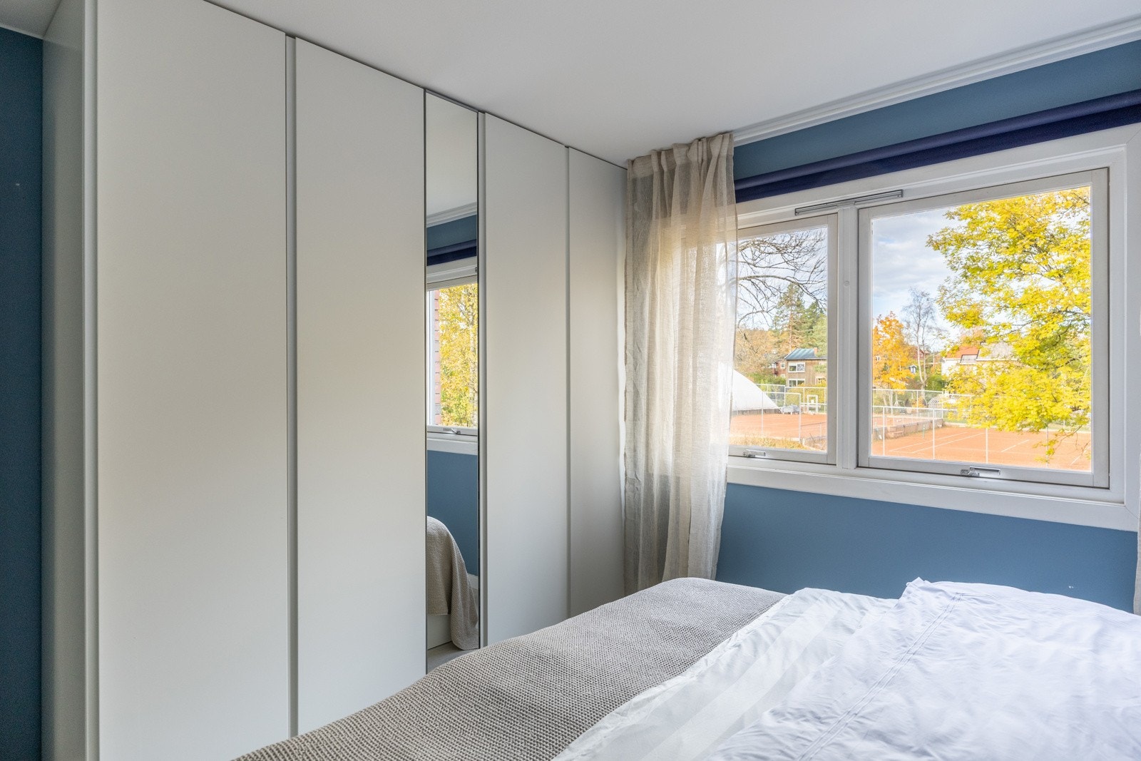 Hovedsoverommet er malt i en behagelig blåtone og har plass til dobbeltseng, nattbord, og er innredet med en stor garderobe. Galleribilde
