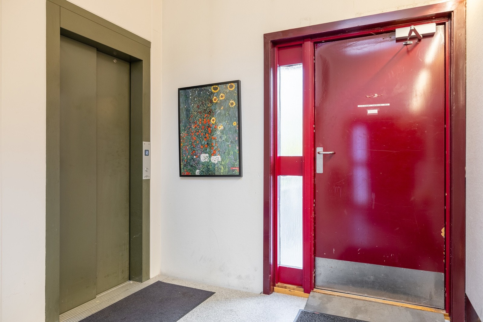 Leiligheten ligger i byggets 3. etasje og har adkomst via heis eller trappeoppgang. Galleribilde