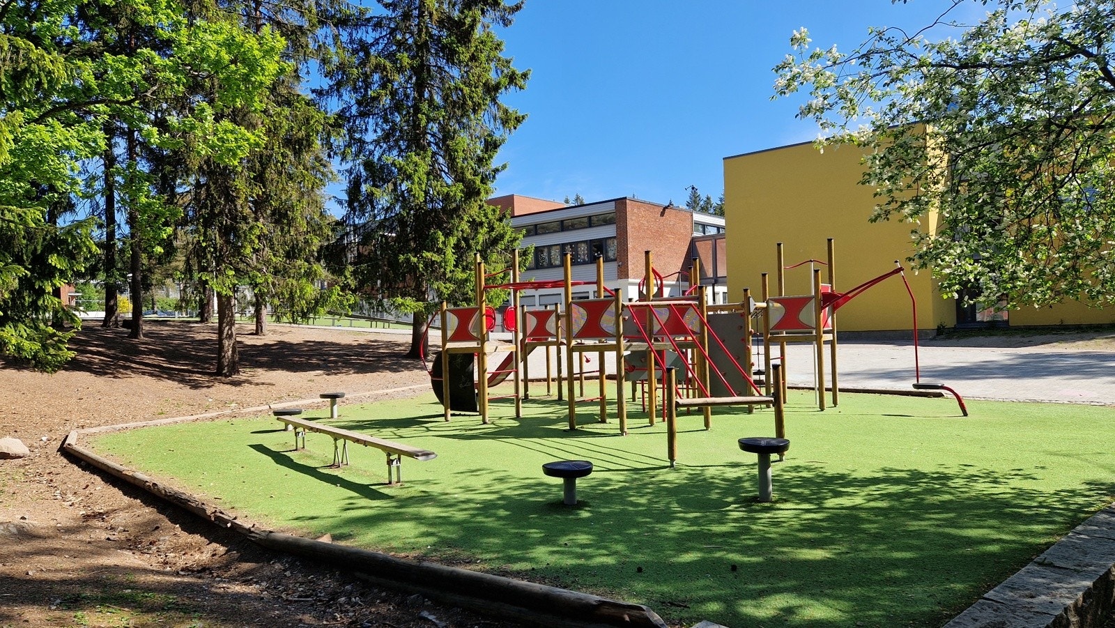 Eiendommen sogner til populære Korsvoll barneskole som har idyllisk beliggenhet i skogkanten. Galleribilde