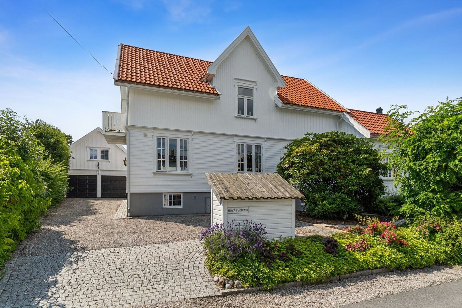 Privatmegleren v/ Weronica Sandbæk har gleden av å presentere Høyåsveien 3! En stor klassisk enebolig med en solrik og idyllisk hage i flotte Preståsen. Dobbelgarasje med leilighet. Galleribilde