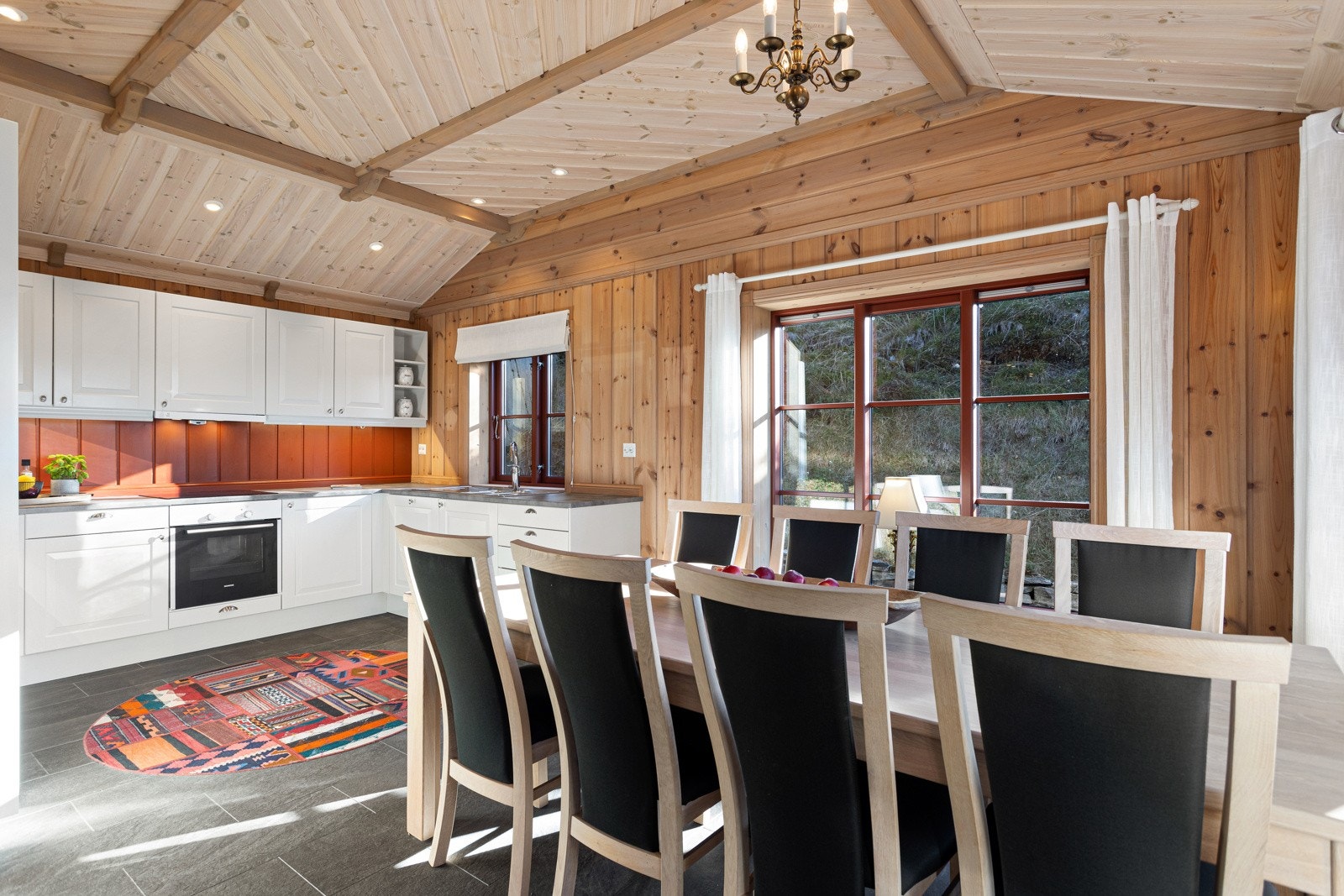 Kjøkkenet har en svært god takhøyde som gir rommet en spesielt god atmosfære Galleribilde