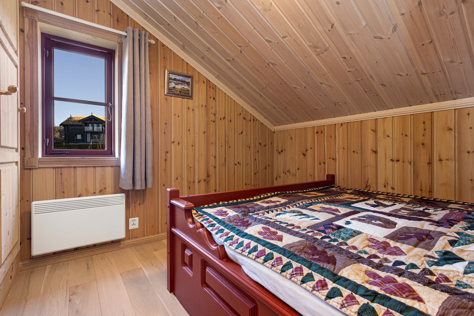 Soverom IV innredet med lekker dobbeltseng og plassbygget garderobeskap Galleribilde