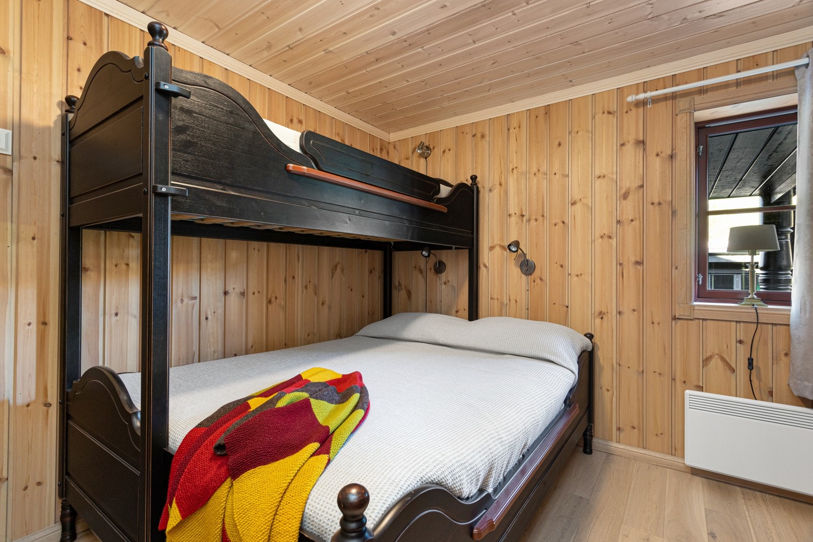 Soverom II ligger også i hovedetasjen og er innredet med familiekøyeseng, skatoll/kommode og plassbygget garderobeskap Galleribilde