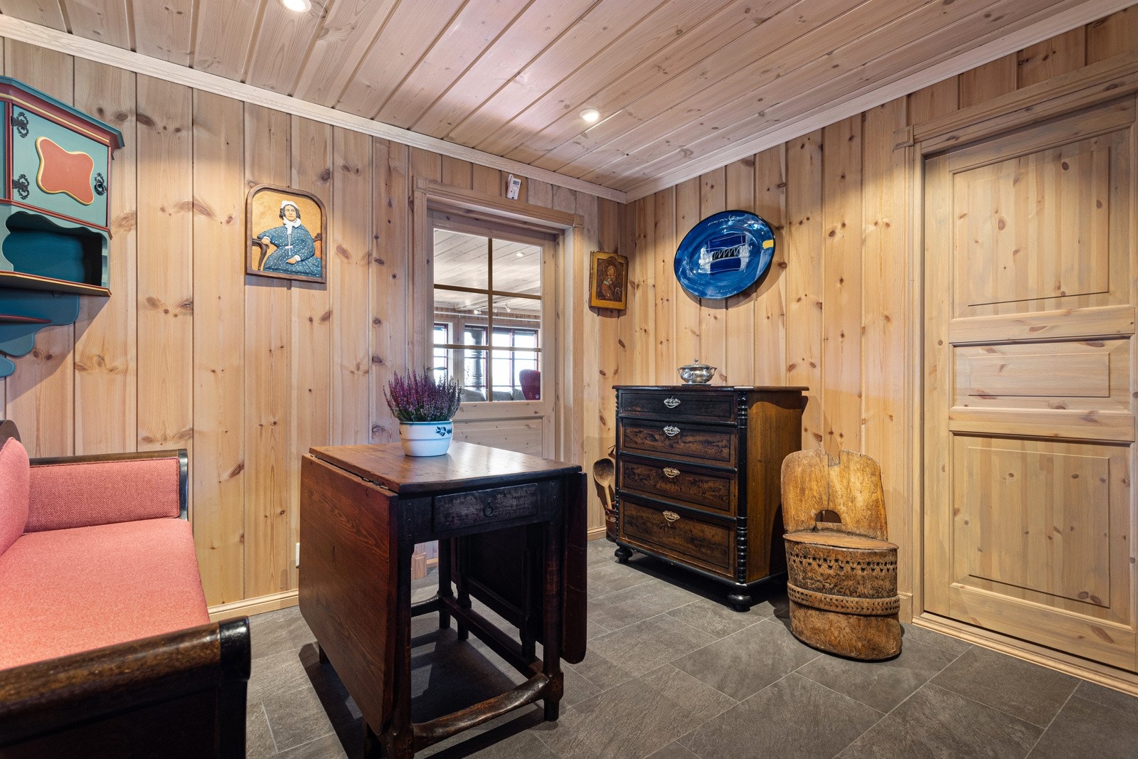 Entré/hall med direkte adkomst inn til vaskerom til høyre i bildet Galleribilde