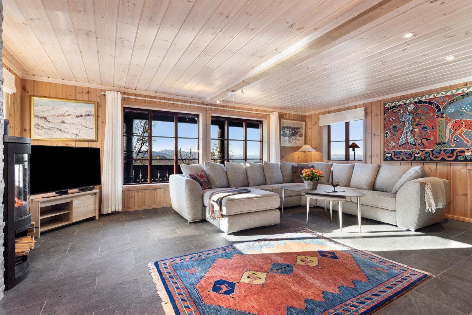 Store vinduer slipper rikelig med naturlig lys inn i stuen Galleribilde