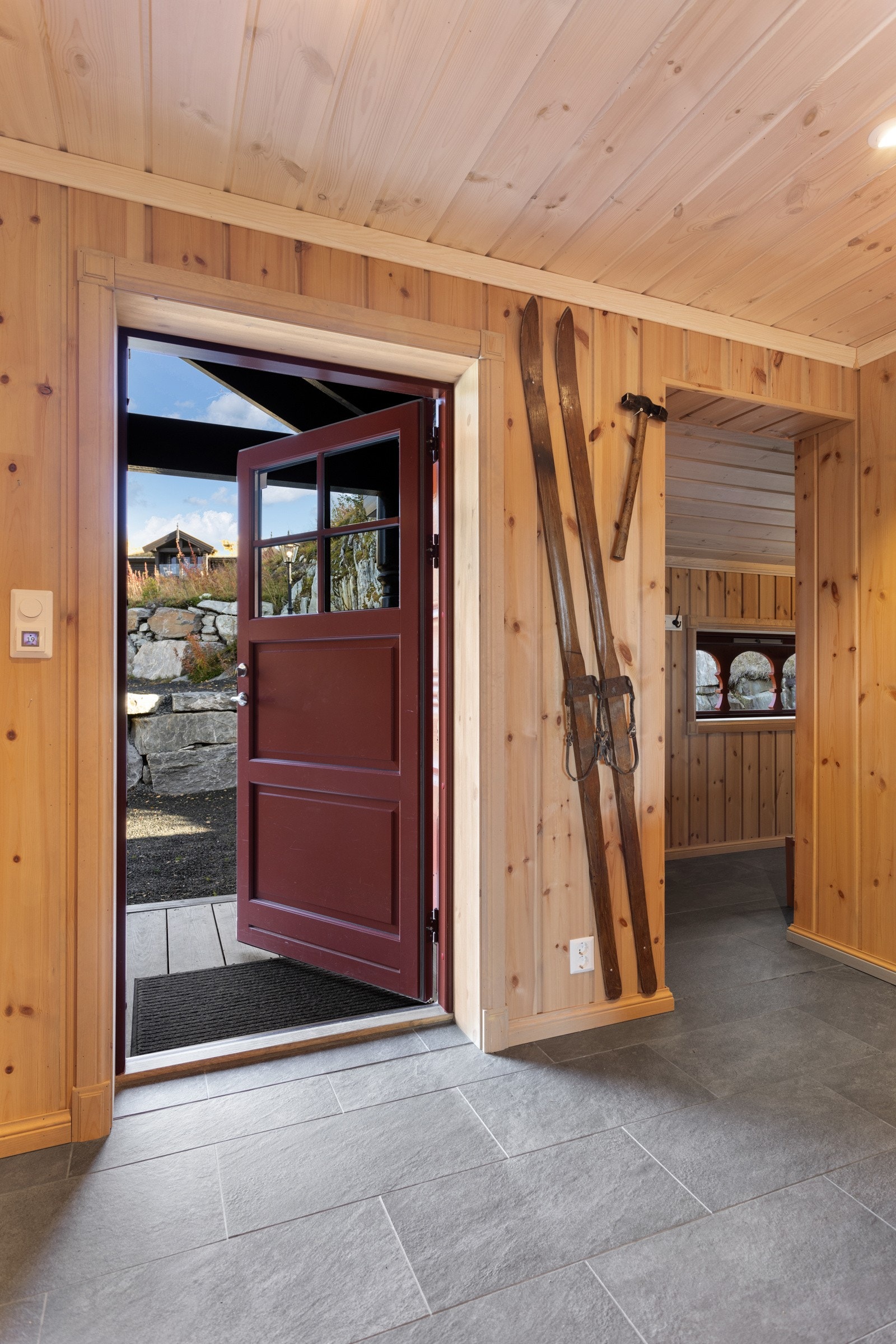 Entré/hall med direkte adkomst inn til et romslig garderoberom til høyre i bildet Galleribilde