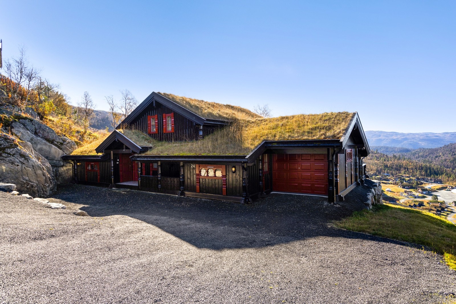 Romslig innkjøring og parkeringsplass på baksiden av hytta. Det blir brøytet helt frem til inngangsøren og brøyting bestilles enkelt i appen "hyttetjenester" Galleribilde