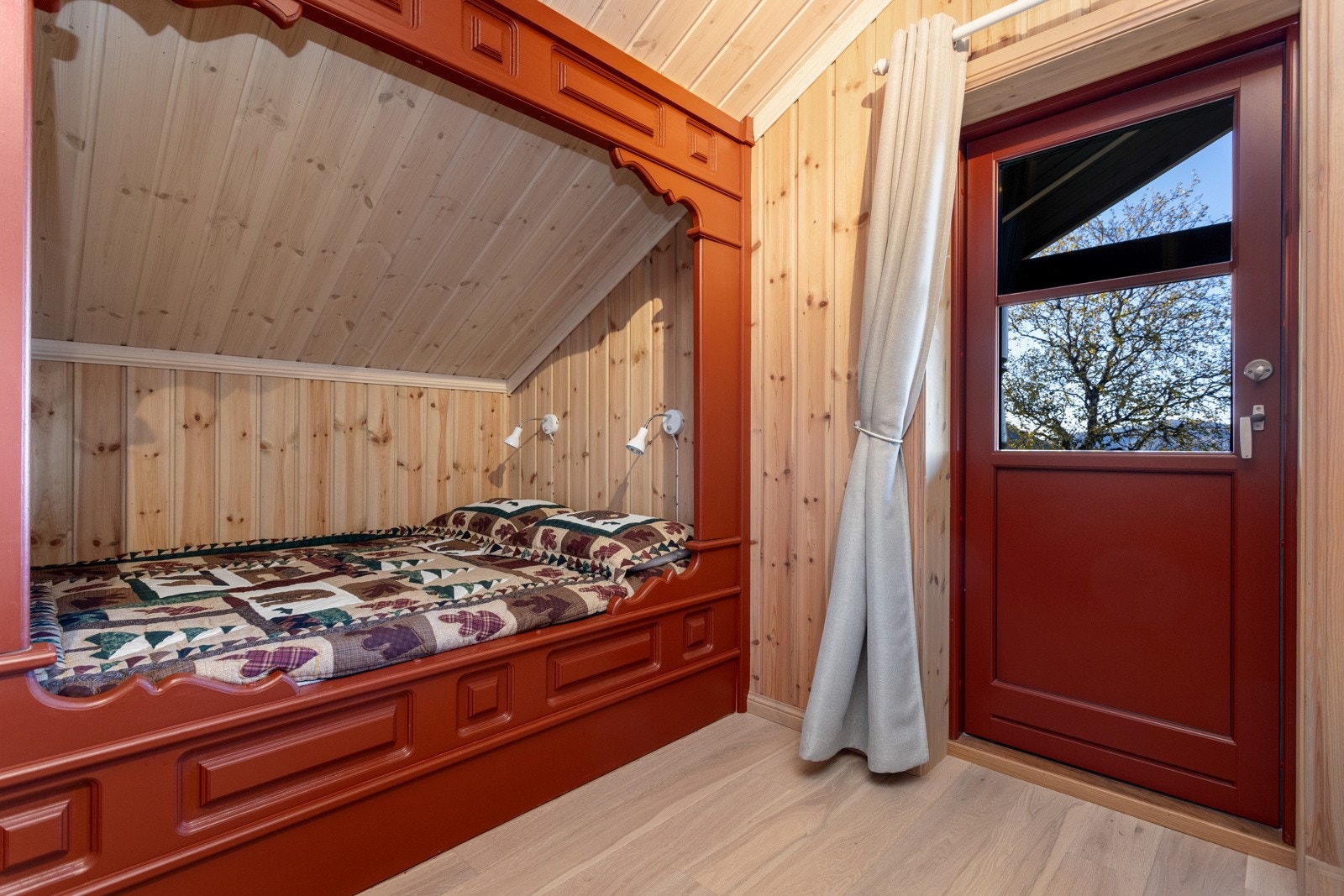 Loftstuen har plassbygget en dobbeltseng som gir en hyggelig lesekrok eller ekstra sengeplasser ved behov Galleribilde