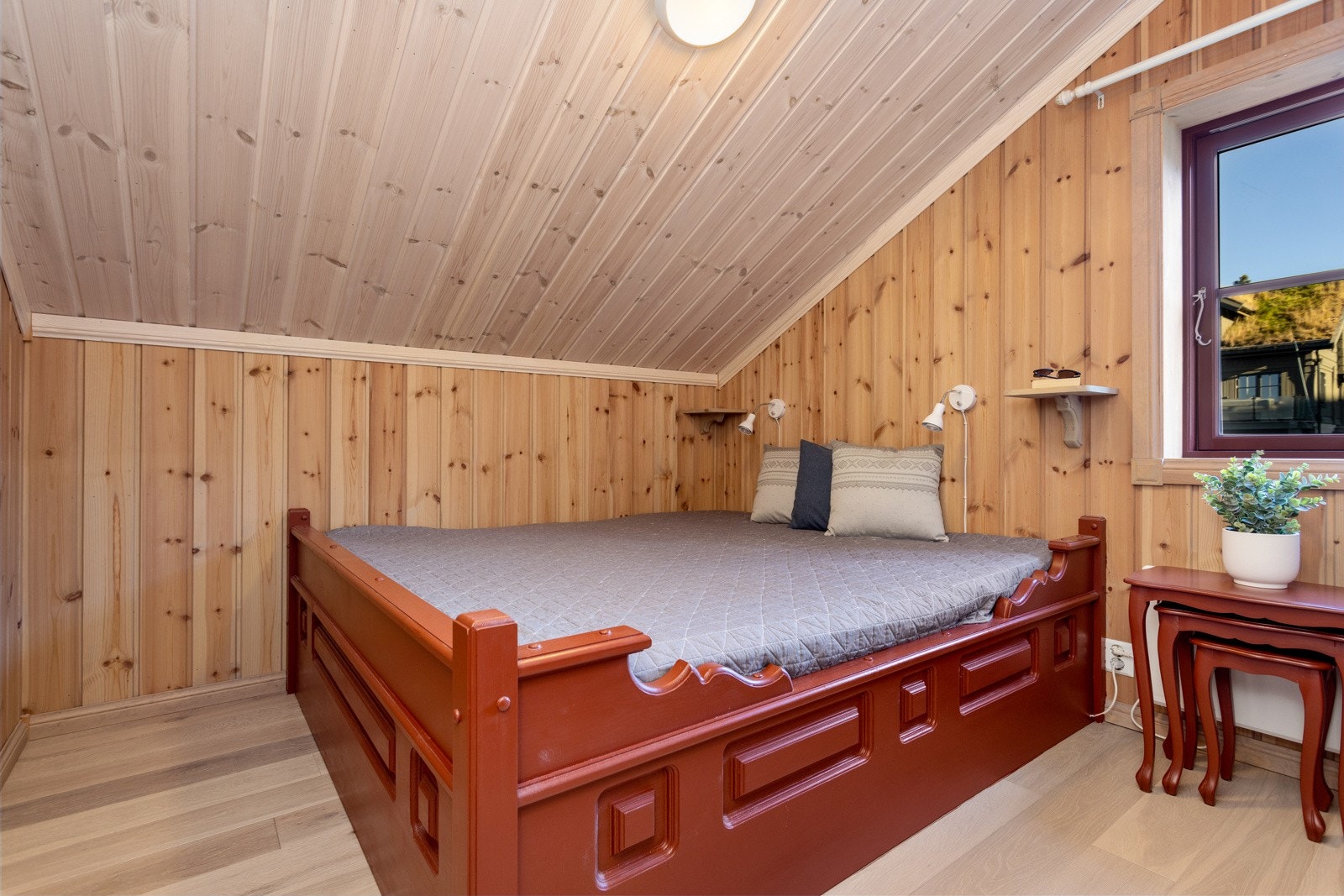 Soverom III innredet med lekker dobbeltseng og plassbygget garderobeskap Galleribilde