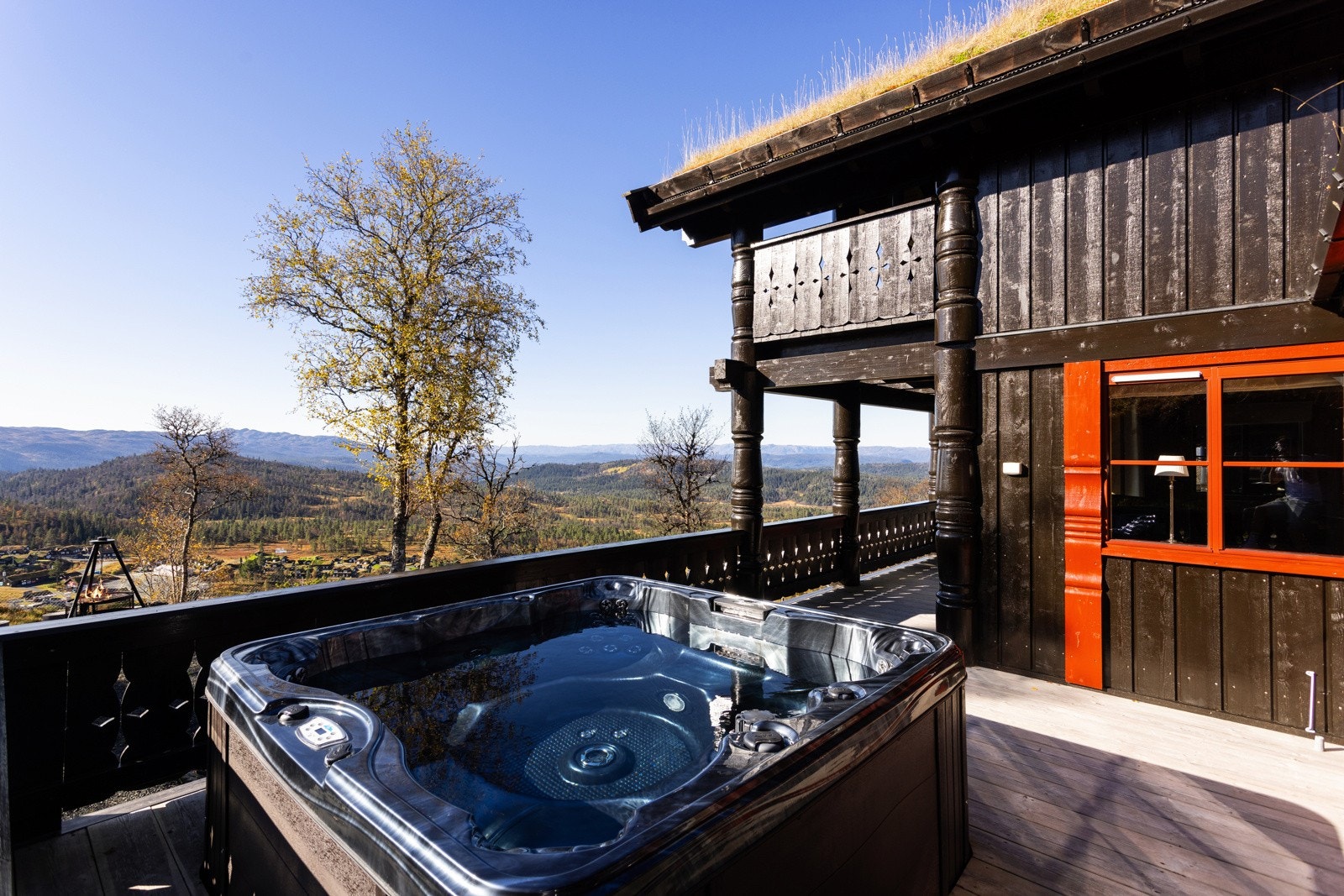 Panoramautsikt over skianlegget, snaukledde fjell, vannspeil og vakker natur Galleribilde