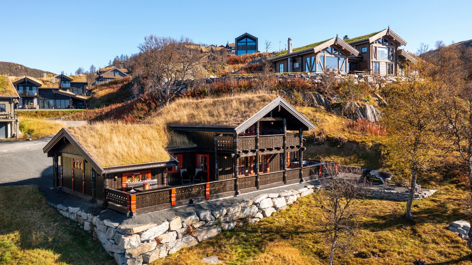 Eiendommen ligger 958 moh ytterst på pynten - Vidstrakt, nydelig utsikt og ingen innsyn.Romslig og usjenert endetomt, pent opparbeidet med natursteinsmurer og flotte uteområder Galleribilde