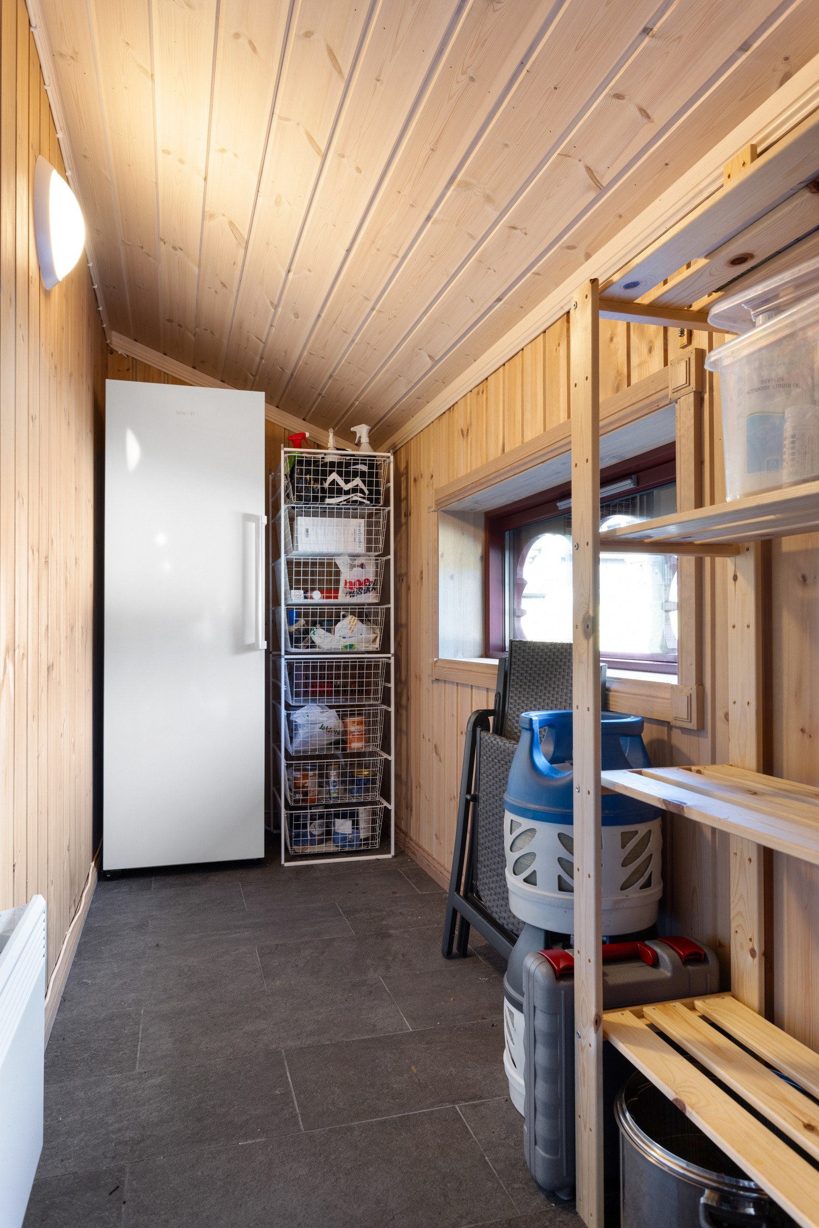 Utvendig bod praktisk plassert ved inngangspartiet. Isolert og flislagt Galleribilde