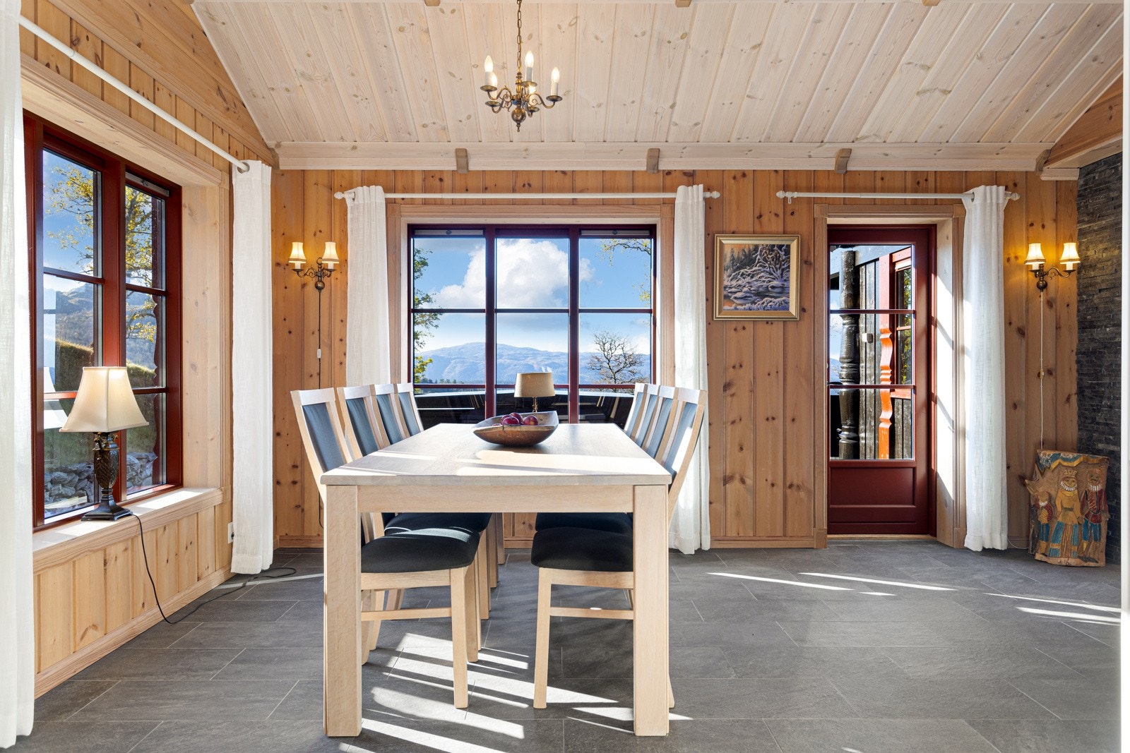 Spisestuen har god plass til langbord Galleribilde