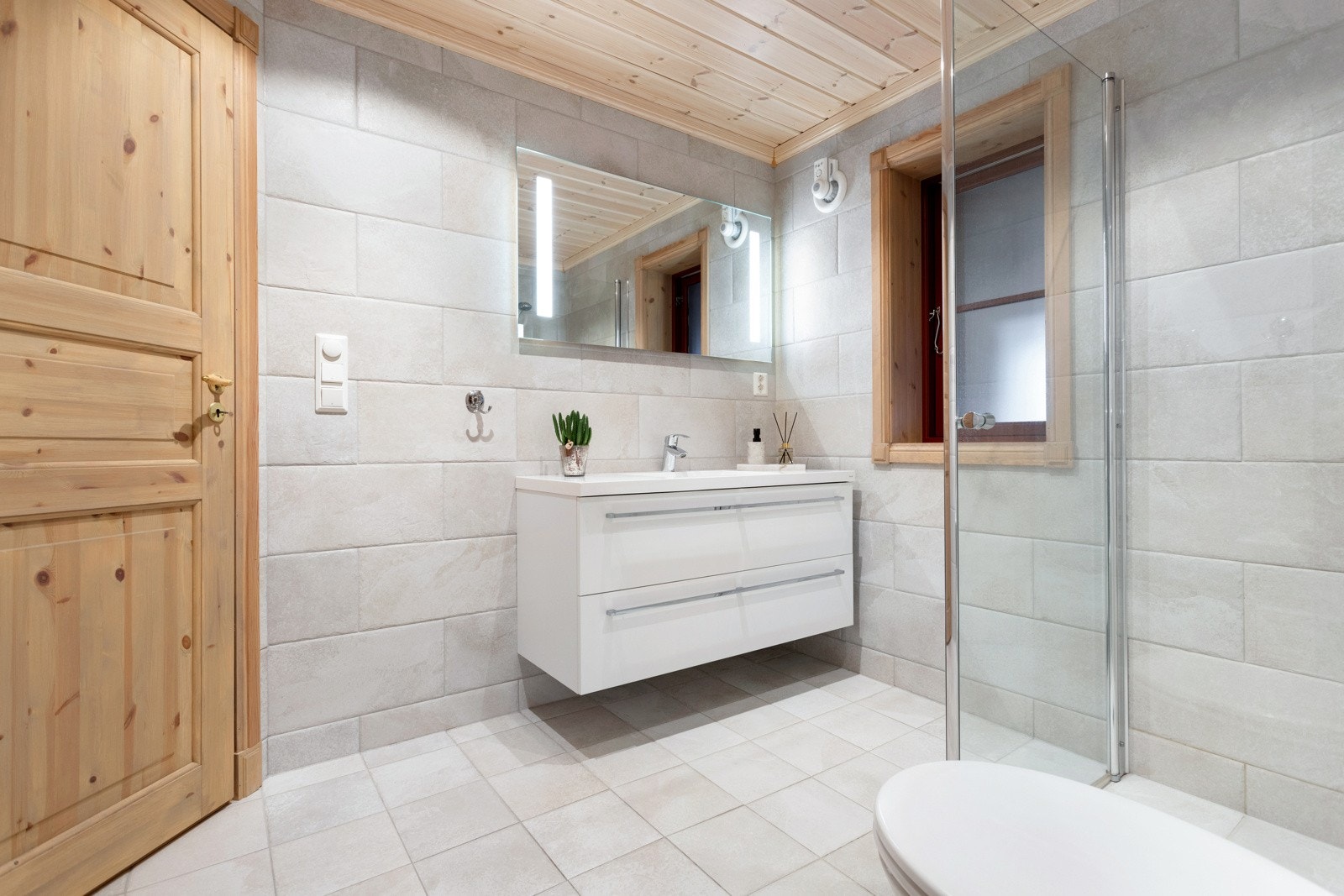 Hytta har to fullt utstyre bad - et i hver etasje Galleribilde