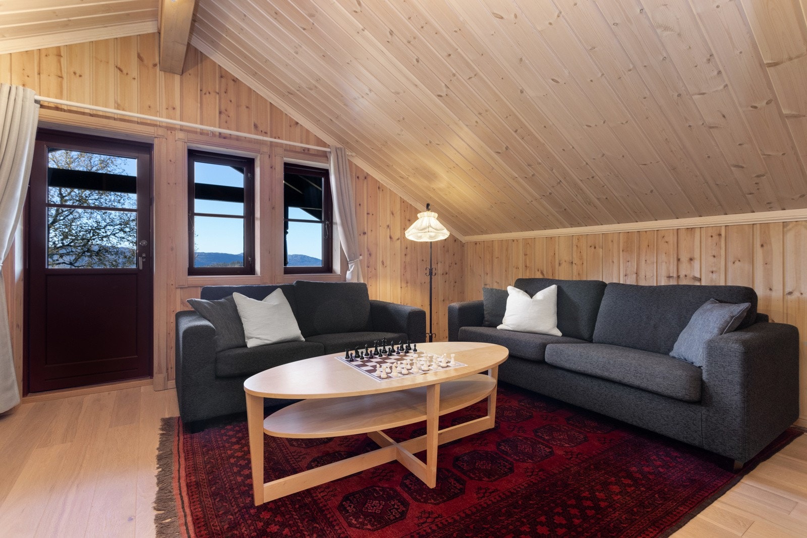 Stuen har et romslig og hyggelig areal hvor barn og gjester kan trekke seg tilbake på kvelden Galleribilde