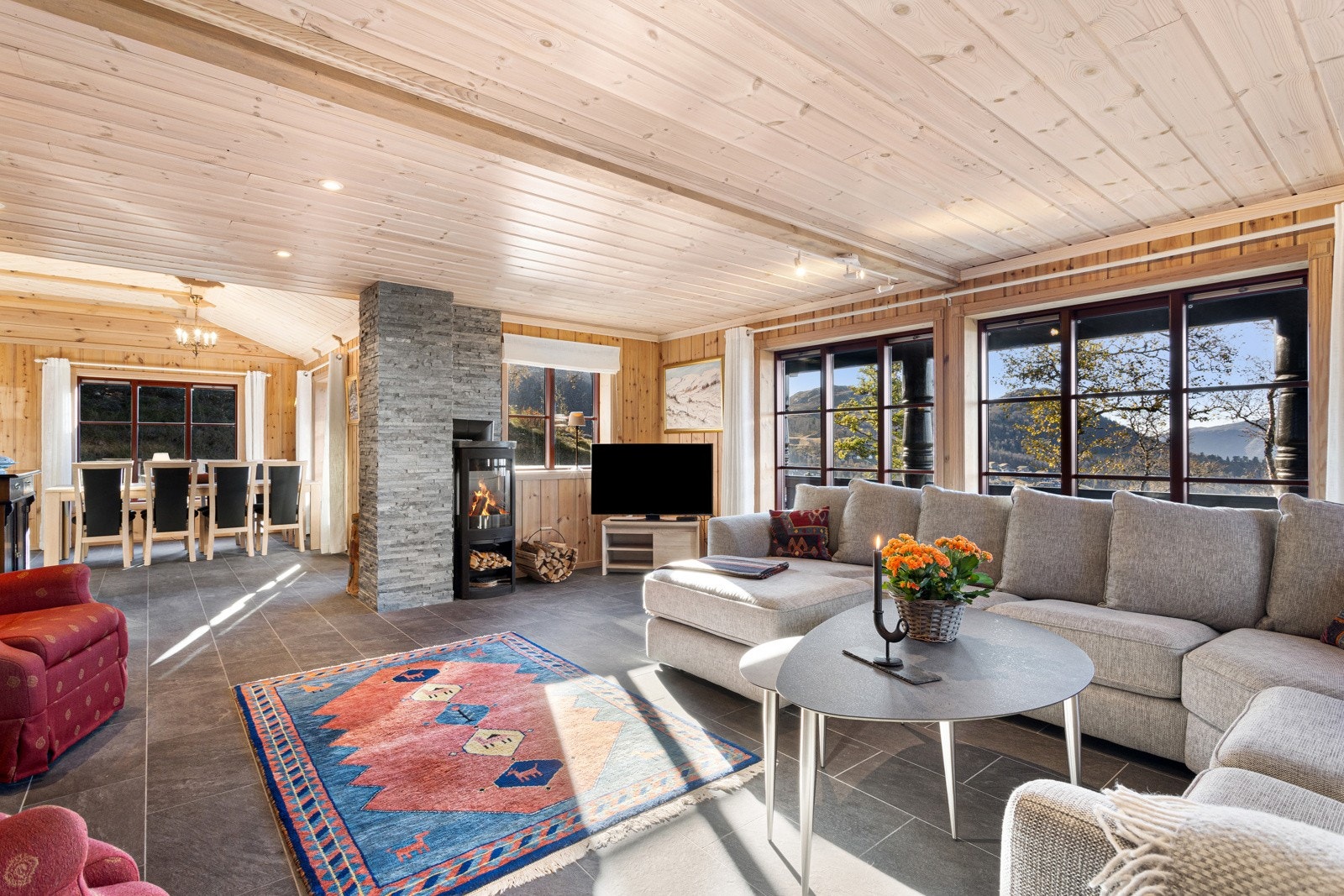 Innbydende og romslig stue med åpen løsning til kjøkken Galleribilde