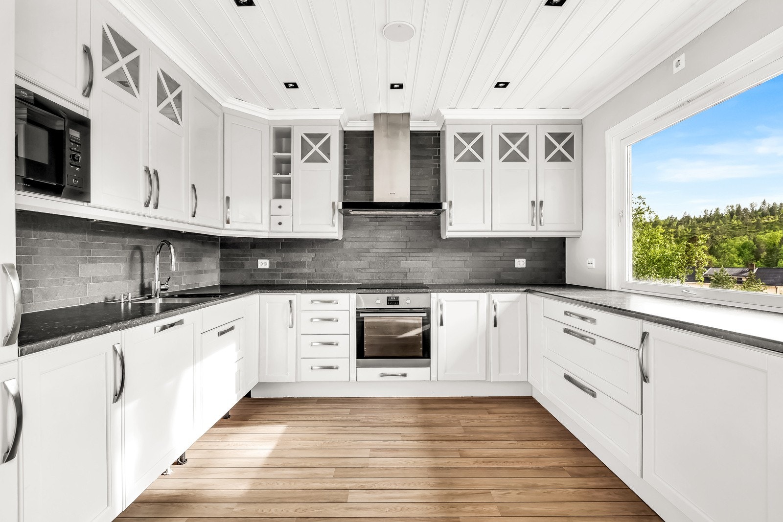 Integrert stekeovn, platetopp, oppvaskmaskin, kjøleskap med fryser og vinskap. Galleribilde