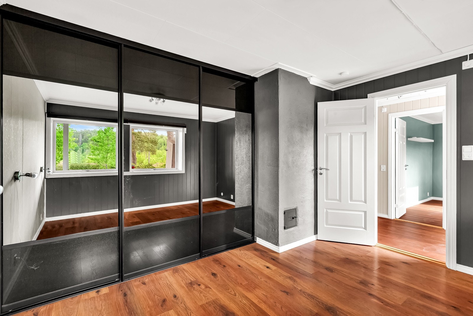 Romslig garderobeskap på det ene soverommet. Galleribilde