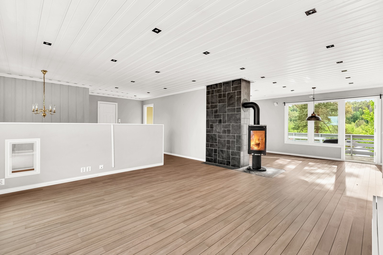 Åpen og romslig planløsning gir flere møbleringsmuligheter. God plass til både sofakrok og spisebord. Galleribilde