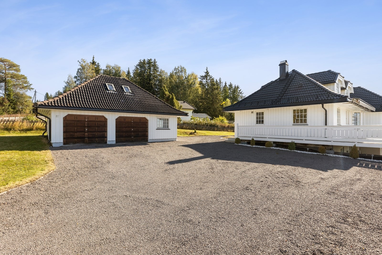 Romslig gårdsplass, i tillegg til dobbel garasje, med hems og et ekstra rom, som kan egne seg til hjemmekontor. Galleribilde