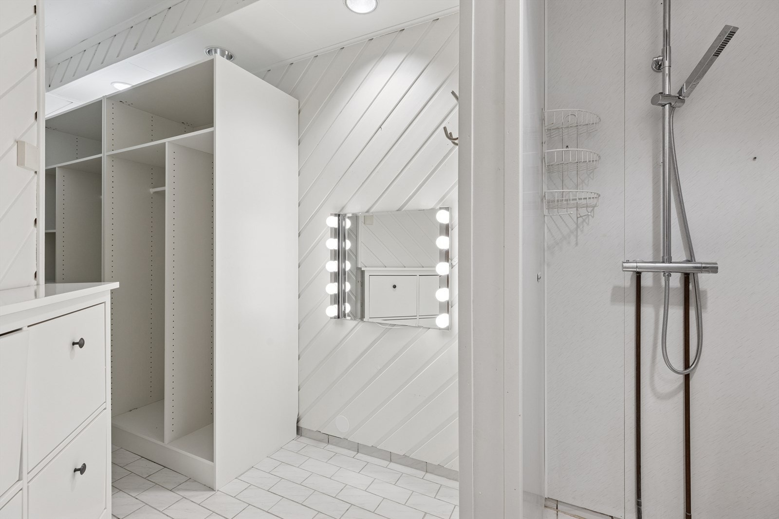 Baderommet er romslig og inneholder dusj, toalett, servant og garderobe. Galleribilde