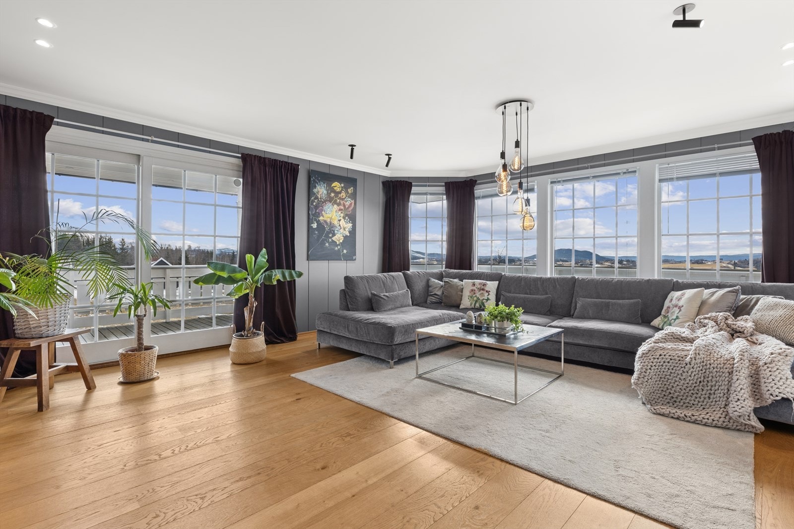 En stor stueavdeling ligger i boligens hovedplan med god møbleringsfrihet. Galleribilde