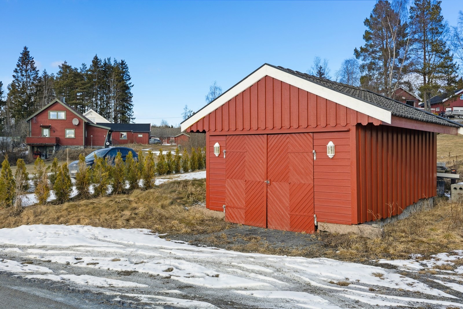 På eiendommen finner du en dobbelgarasje med innlagt strøm, samt en enkel garasje nederst på tomta.
(Selgers bilde) Galleribilde