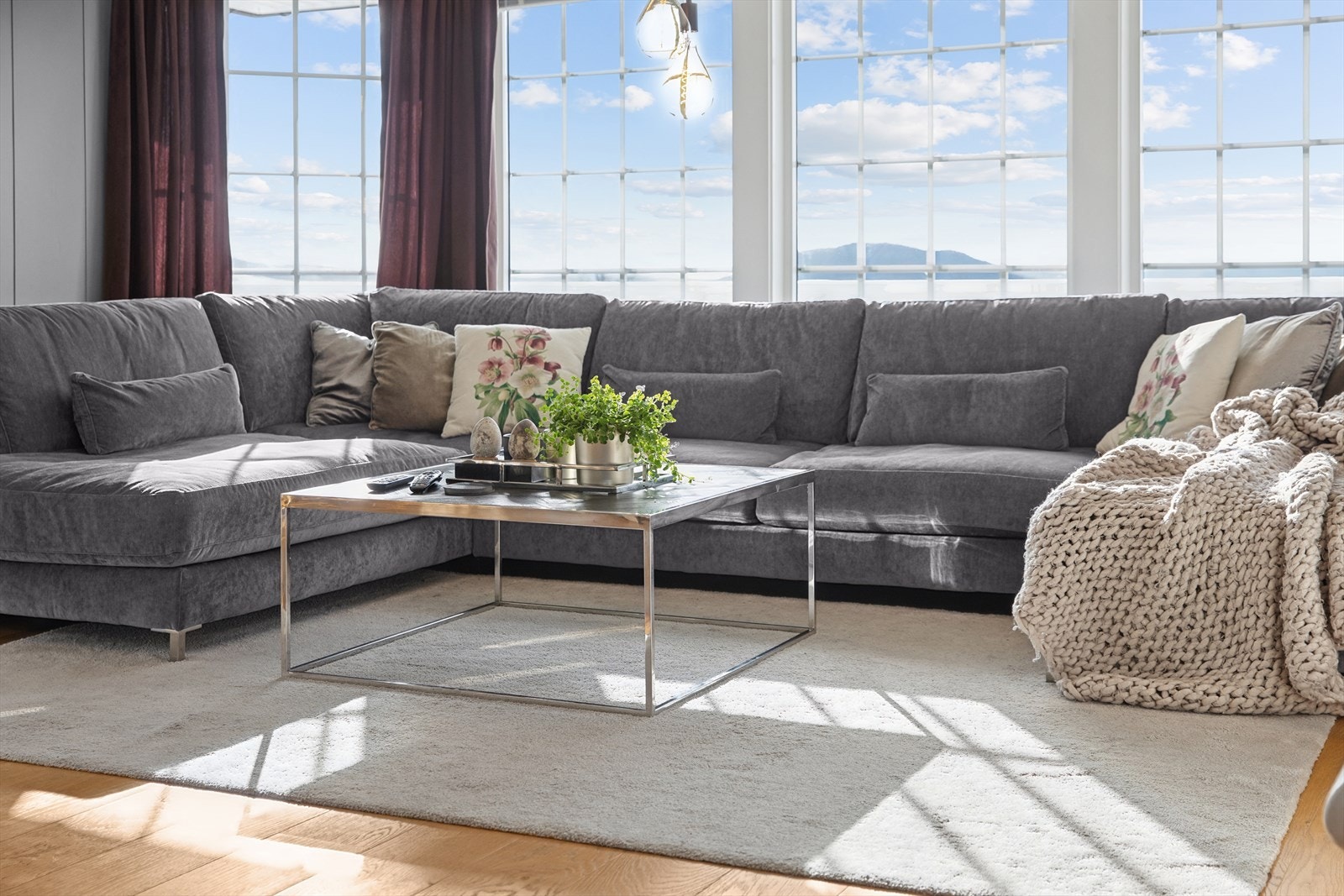 De store vindusflatene slipper inn rikelig med naturlig lys, noe som skaper en luftig og behagelig romfølelse. Galleribilde