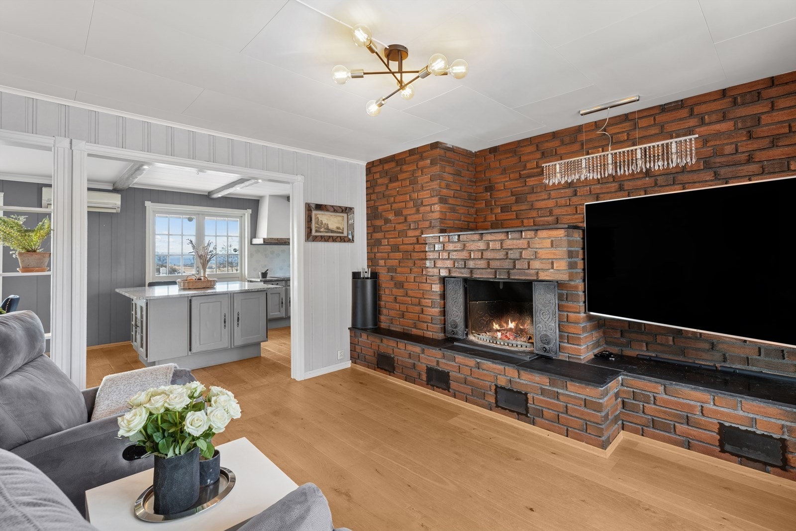 Skulle du ha behov for å trekke deg unna, finner du en ekstra stue med adkomst fra kjøkkenet, utmerket som TV-stue. Galleribilde